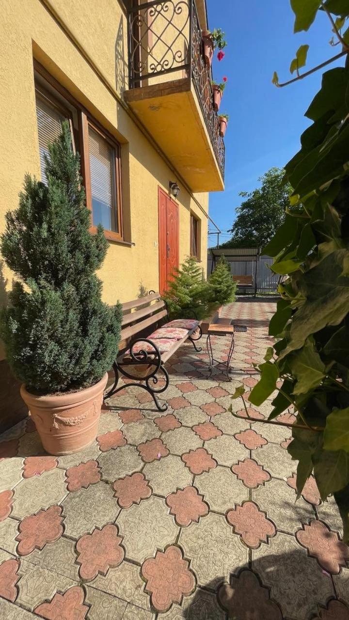 Квітковий Двір Golubinoye Exterior foto