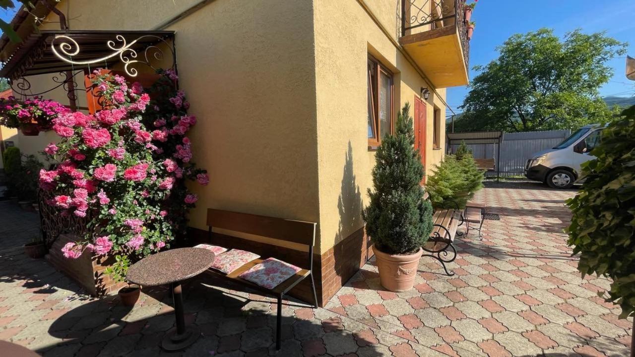 Квітковий Двір Golubinoye Exterior foto